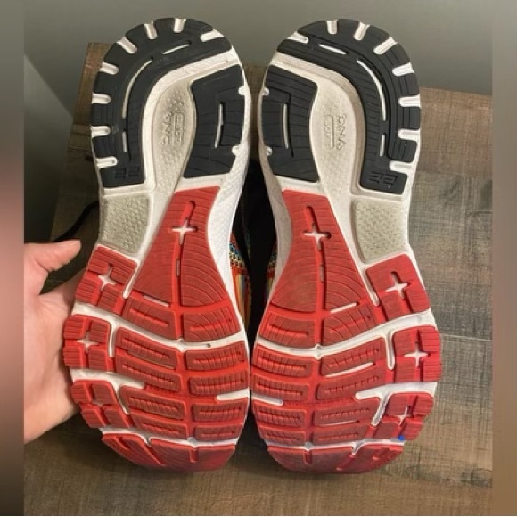 Brooks Adrenaline GTS 22 - Picture 1 of 3